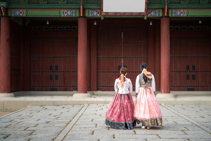 2人の韓国人女性が韓服の伝統衣装を着て、韓国ソウルの景福宮を訪れます。観光、夏休み、または観光ソウルランドマークコンセプト