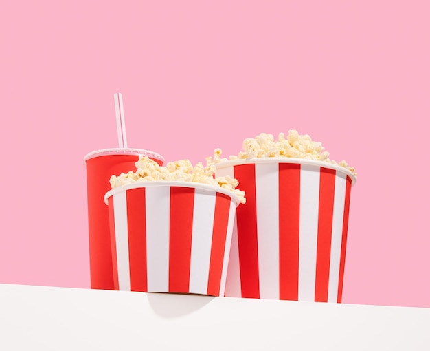 2つの大きなポップコーンバケツと赤いカップの飲み物 友好的な楽しい週末