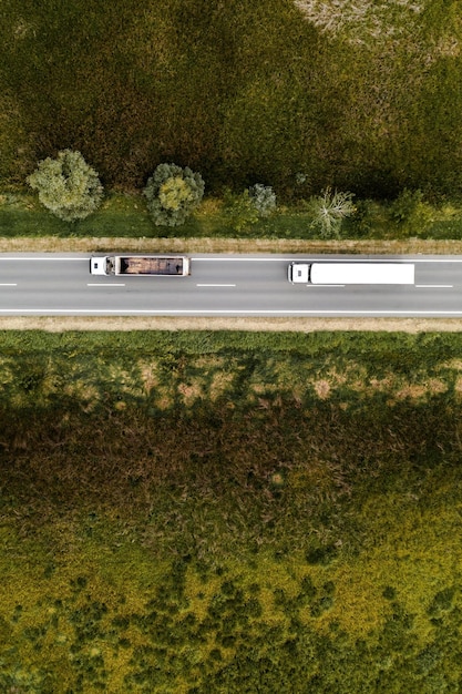 Foto due grandi camion trasportatori sulla strada vista aerea