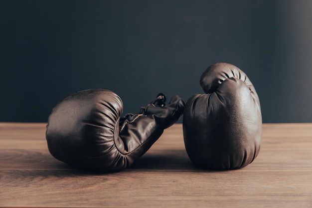 Photo two leather boxing gloves on the table