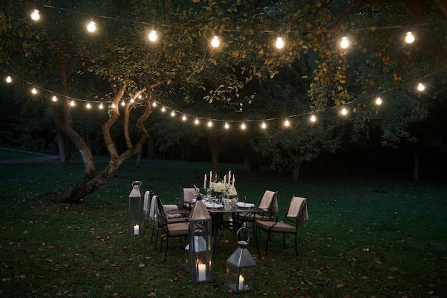 Photo two lines of the light bulbs prepared desk waiting for food and visitors evening time