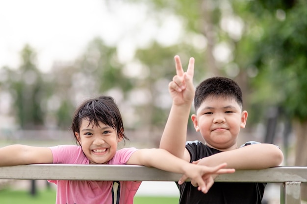 2人の小さなアジアの子供たちの男の子と女の子幸せと公園で笑顔