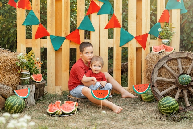 Due ragazzini carini che si godono i bambini dell'anguria che fanno un picnic