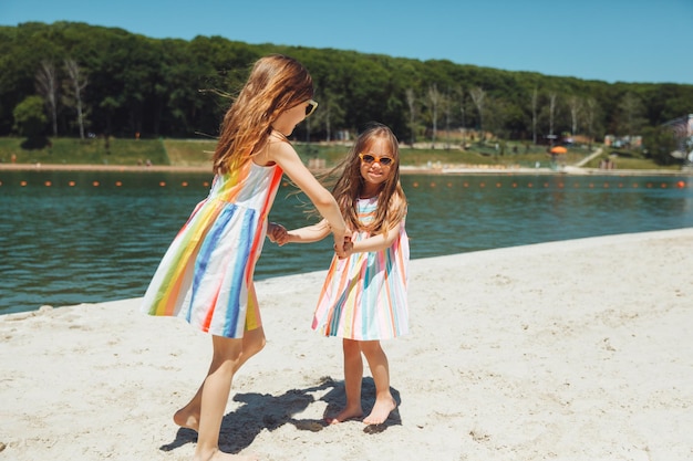 2人の少女がダウン症の子供たちの街のビーチでの日常生活を楽しんでいます