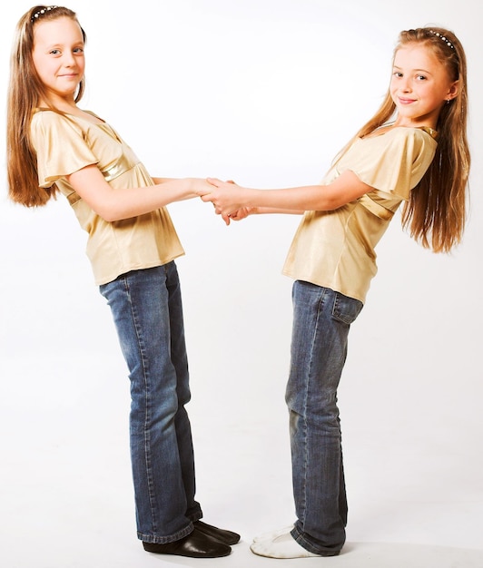 Photo two little girls hugging each other