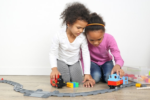 おもちゃの鉄道を遊んでいる2人の少女