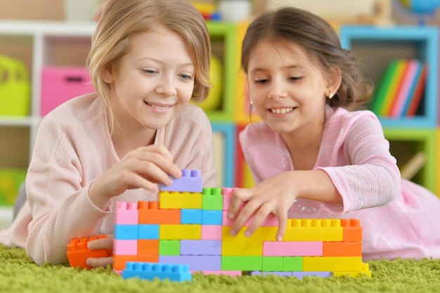 カラフルなプラスチックブロックで遊ぶ2人の少女