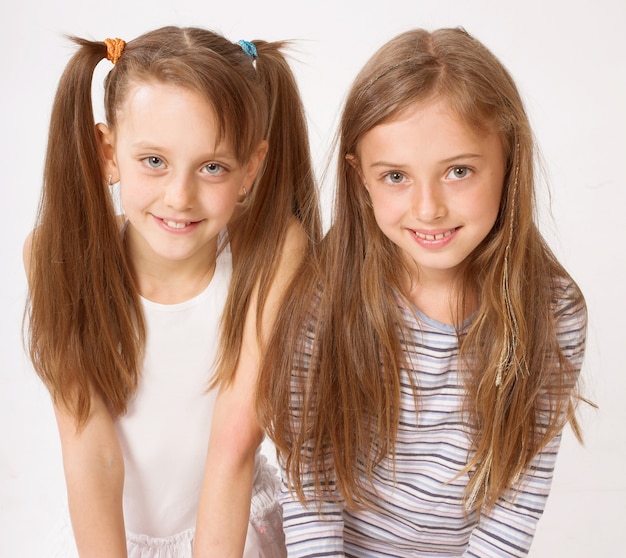 Foto due bambine su sfondo bianco