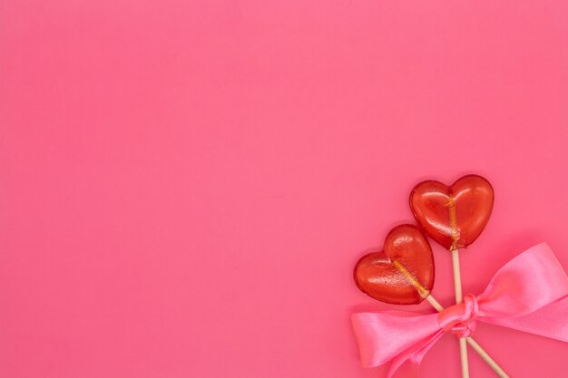 Два леденца на палочке. Красные сердца Конфеты. Концепция любви День Святого Валентина.