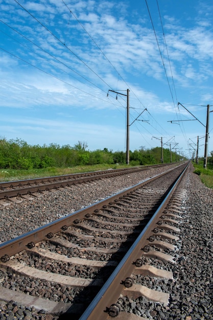 人里離れたところにある側線に電柱を備えた 2 本の長くて直線的な鉄道レール