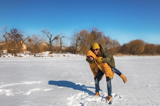 Photo two lovers have fun in a snowy winter day