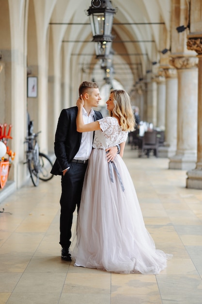 Two lovers walk along the city