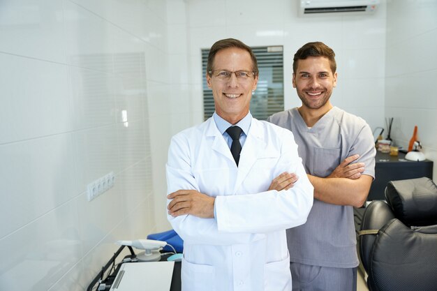 Photo two male dentists smiling and looking professional