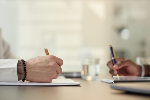 Photo two male hands writing notes