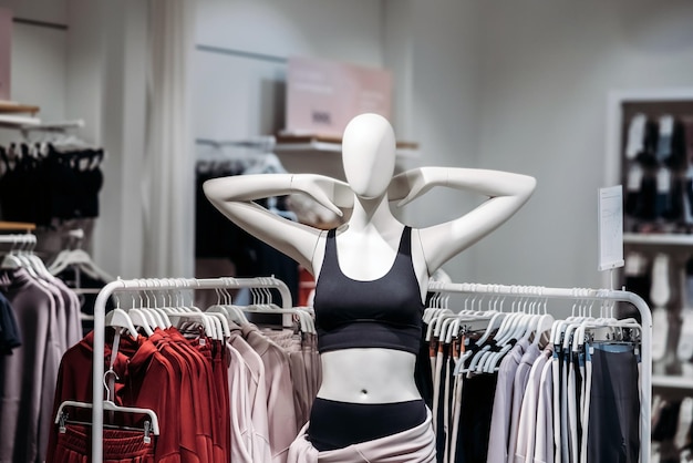 Photo two mannequins standing in a women's casual clothing store