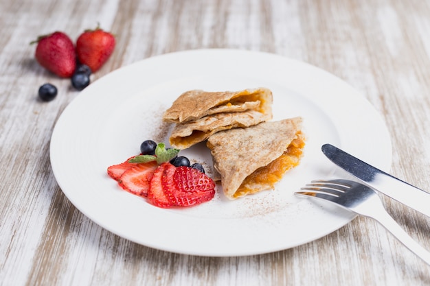 Photo two marmalade pancake with strawberries