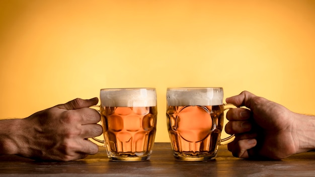 Foto due uomini tifo con bicchieri di birra