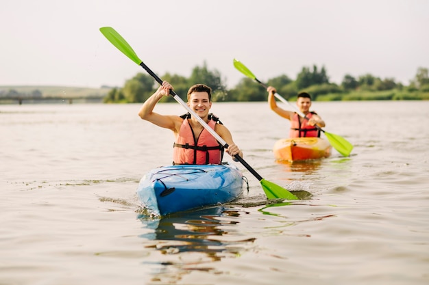 写真 2人の男が湖でカヤックをする