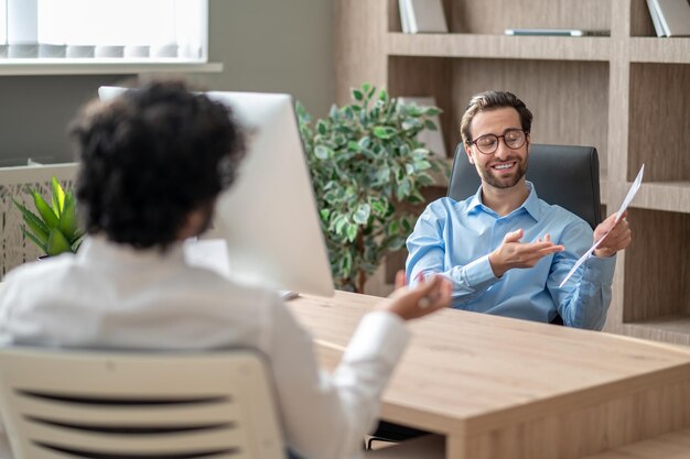 Due uomini in ufficio che stanno negoziando e sembrano coinvolti