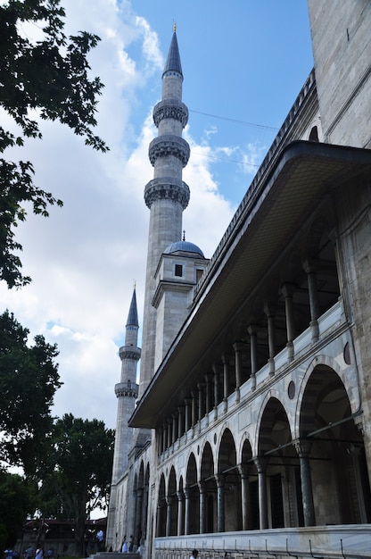 2개의 첨탑과 1개의 모스크. 2021년 7월 10일 터키 이스탄불. 여름 날에 모스크의 보기입니다.