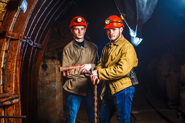 Foto due minatori nella miniera