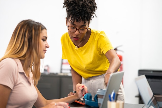 Foto due donne multirazziali, che lavorano insieme al cowokring