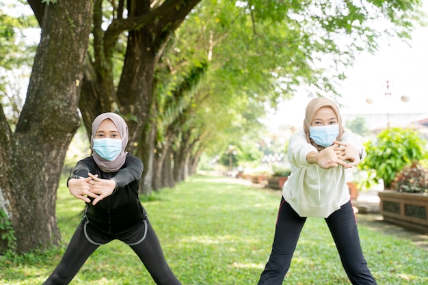 Due amiche musulmane si esercitano insieme e indossano una maschera