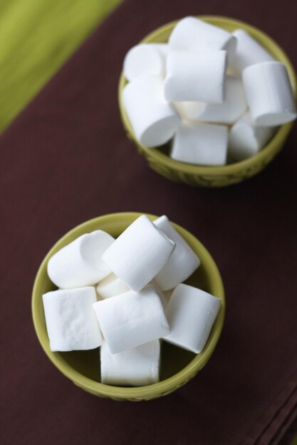 Photo two national oriental bowls with white marshmallows