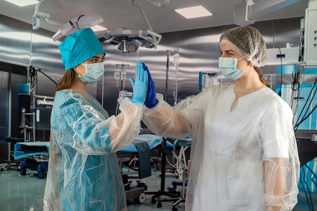 Две медсестры считаются героями своей работы во время пандемии или кризиса, вызванного коронавирусом