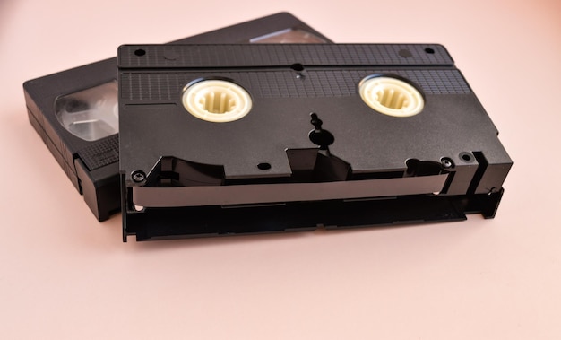 Две старые черные винтажные кассеты VHS, вырезанные из 80-х 90-х годов, ретро-медиа, эстетическая магнитная видеокассета, концепция хранения фильмов, студийный снимок