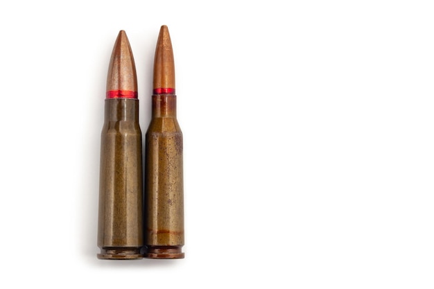 白い背景に 545 と 762 口径の自動小銃用の 2 つの古い弾丸