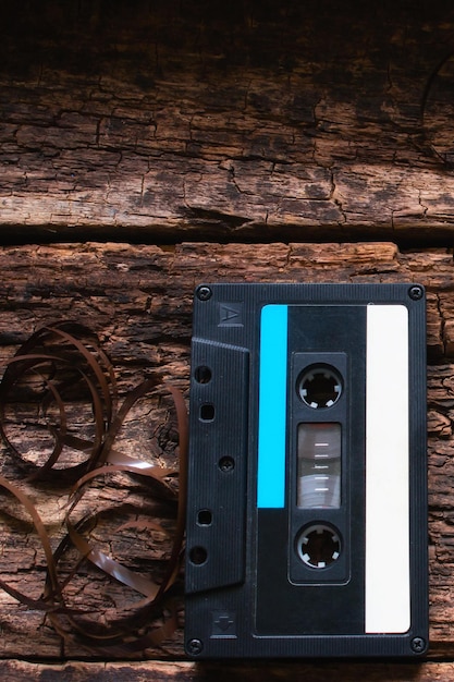 木製の背景に 2 つの古いカセット テープ