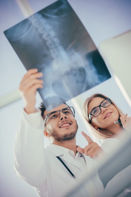 Foto due medici ortopedici guardando la radiografia del paziente .foto con copia spazio