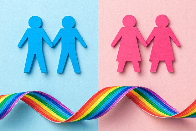 GAYSとLEZBIANSの2つのペアが手をつないでいます。 LGBTの愛。