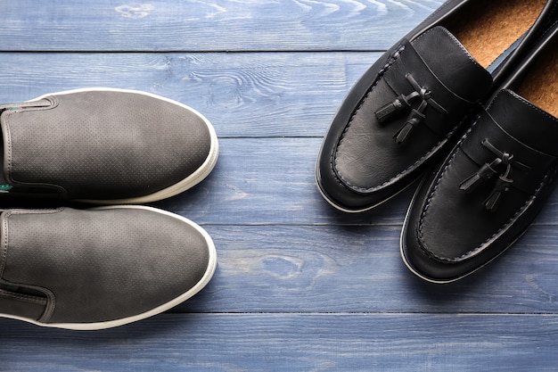 Due paia di scarpe alla moda su fondo di legno