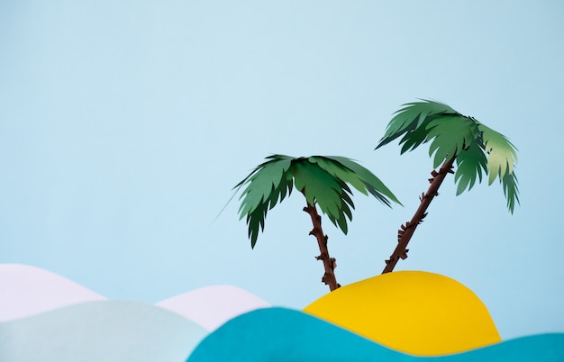 Две пальмы на песчаном острове под солнцем в море с бумажными волнами.