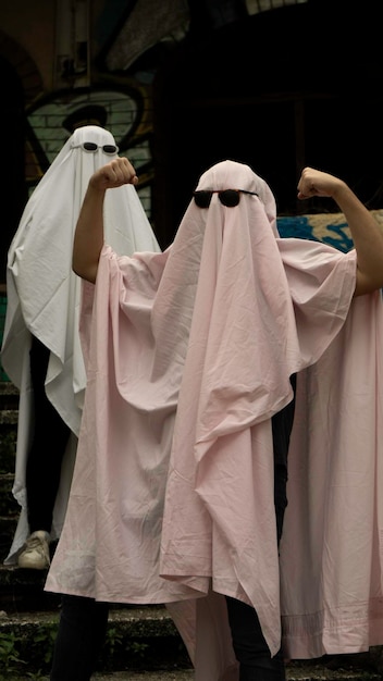 Photo two people in a ghost costume with sunglasses trend