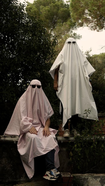 Photo two people in a ghost costume with sunglasses trend