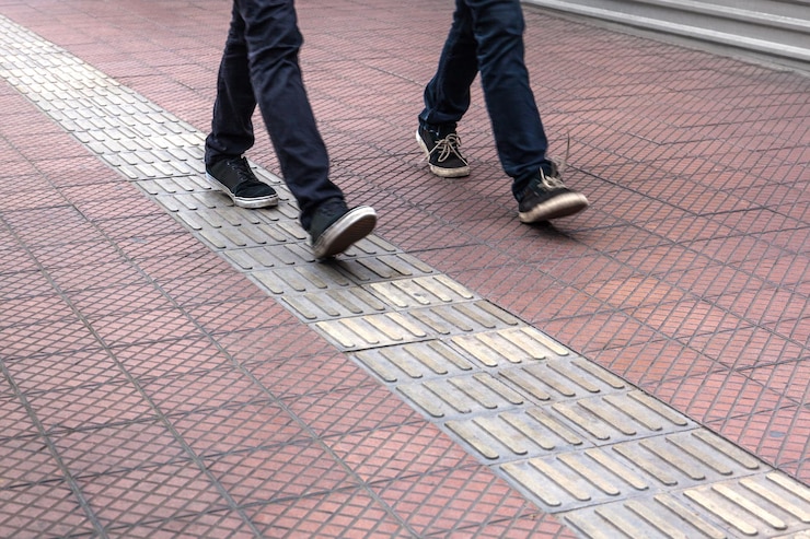 Photo 歩道を行く二人
