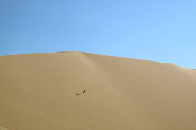 사진 huacachina 사막의 광대 한 모래 언덕, ica 지역, 페루, 남미에서 재미 두 사람