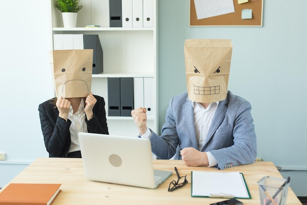 写真 テーブルに座っている2人