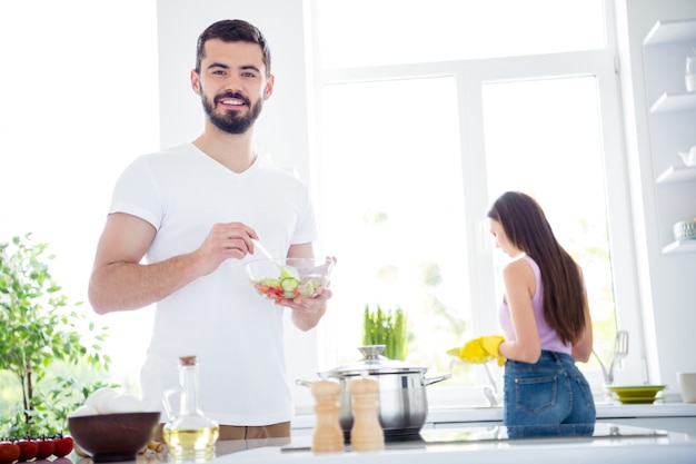 Due persone restano a casa in cucina cucinano insieme