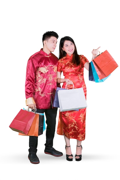 중국 새해 에 쇼핑 가방 을 들고 있는 두 사람