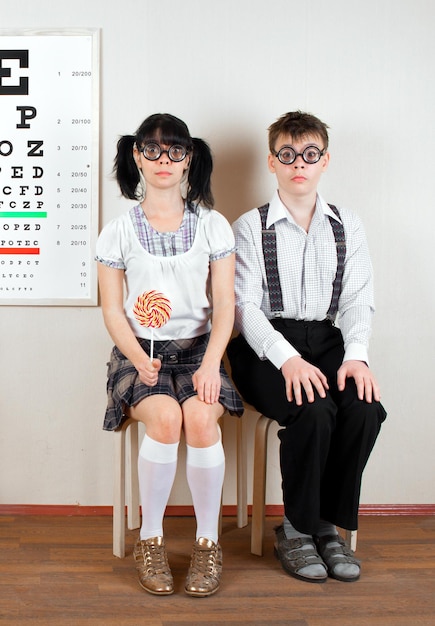 Photo two person wearing spectacles in an office at the doctor