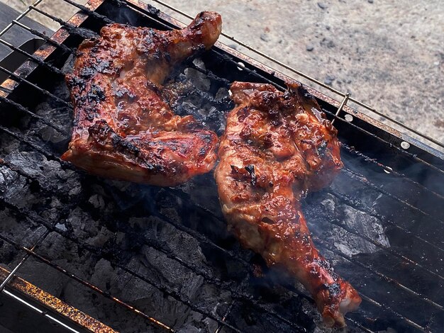 그릴에 고기 두 조각