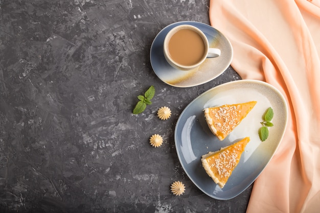 Due pezzi di torta di zucca americana tradizionale con la tazza di caffè. vista dall'alto, copyspace.