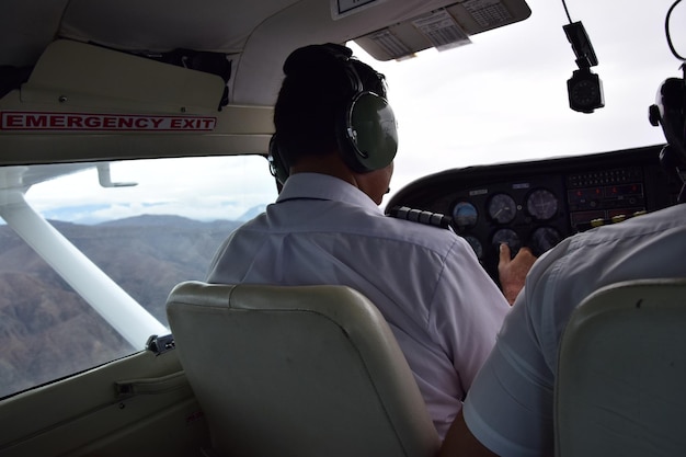 Два пилота за штурвалом равнины во время обзора линии Наска Наска Перу