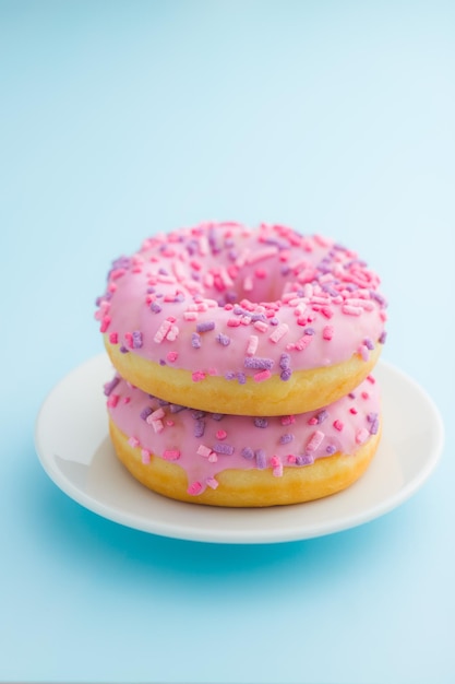 파란색 배경에 두 개의 핑크 도넛