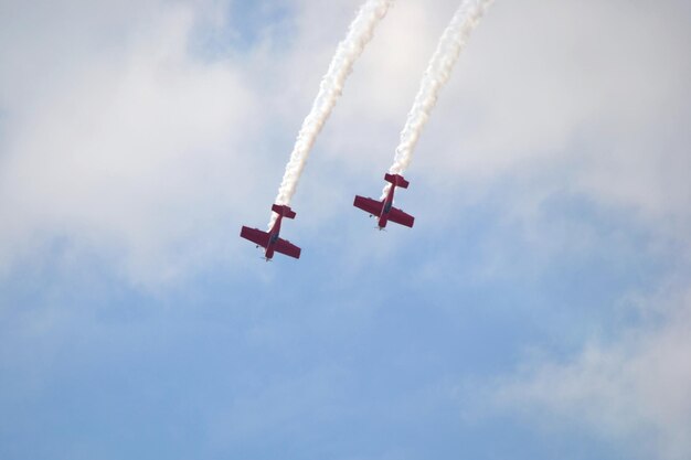 2 機の飛行機が空でアクロベーションを行う