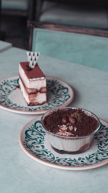 две тарелки с едой, включая шоколадный торт и чашку шоколада